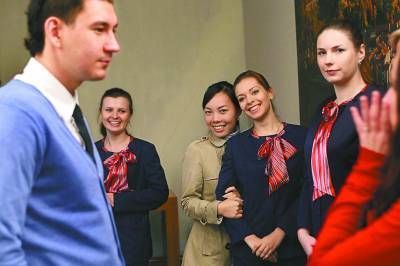 當大學生與機器人共成長 科技浪潮下的禮儀新思